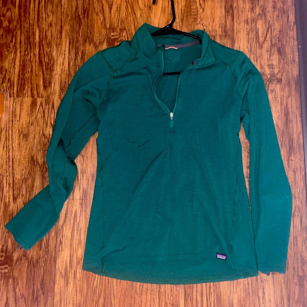 Patagonia 1/4 zip base layer. Gorgeous forest green color!
